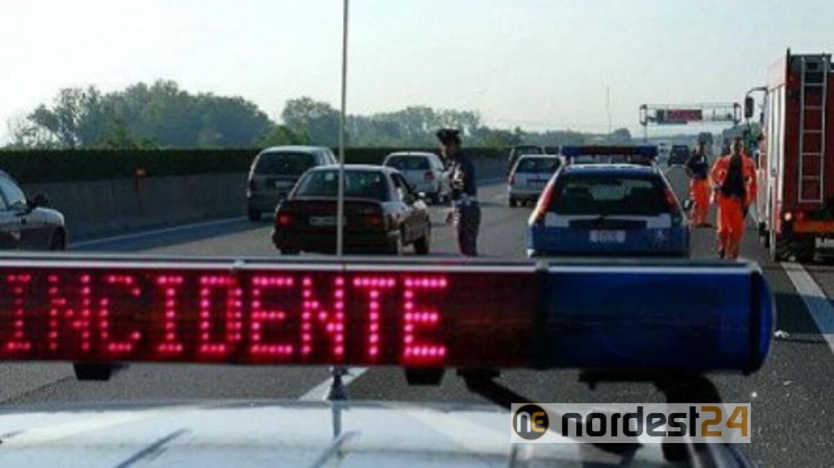 Tremendo scontro tra camion: due feriti, autostrada in tilt - 