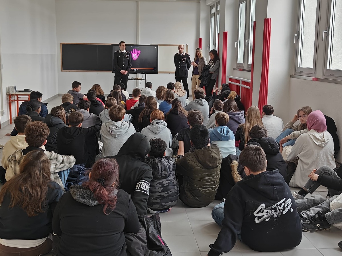 Legalità a scuola: i Carabinieri incontrano gli studenti a Casarsa - 