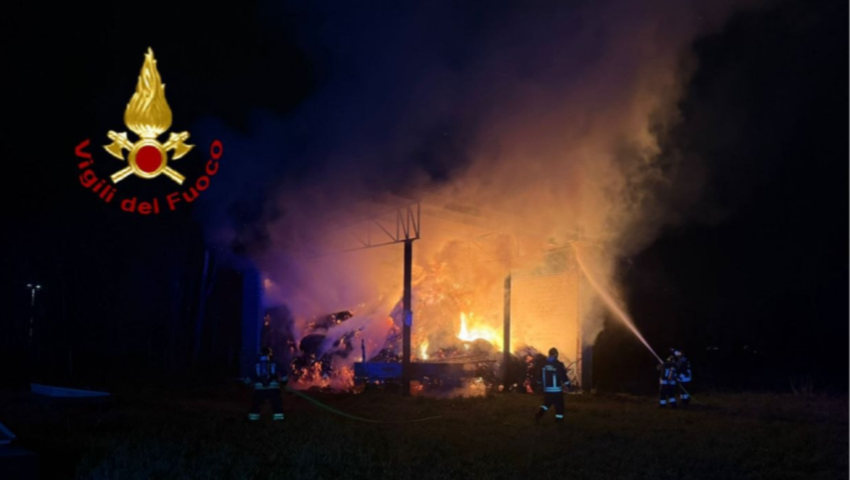 Fienile divorato dalle fiamme: Vigili Fuoco sul posto per ore | FOTO - Le immagini dell'incendio