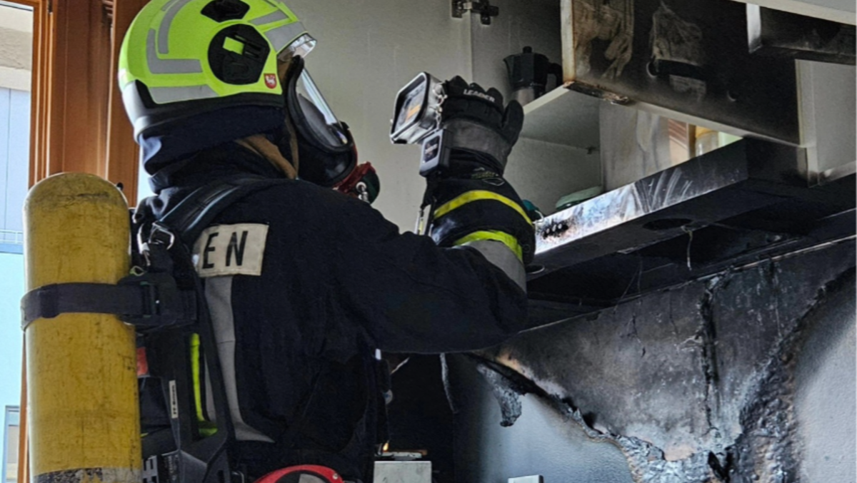 Olio lasciato sul fornello prende fuoco: una persona ustionata da una fiammata violenta - 