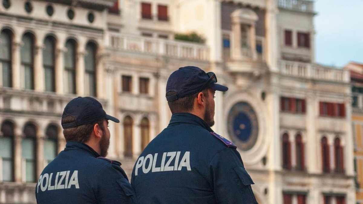 Aggredito gestore di un locale: arrestate due giovani, in fuga due ragazzi - 