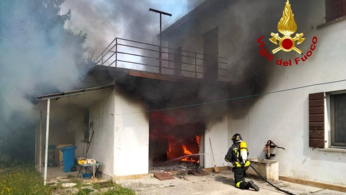 Garage avvolto dalle fiamme, colonna di fumo visibile a chilometri | FOTO - 