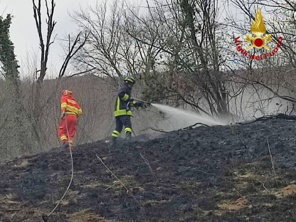 Incendio nei boschi di Clauzetto, fiamme alimentate dal vento - 