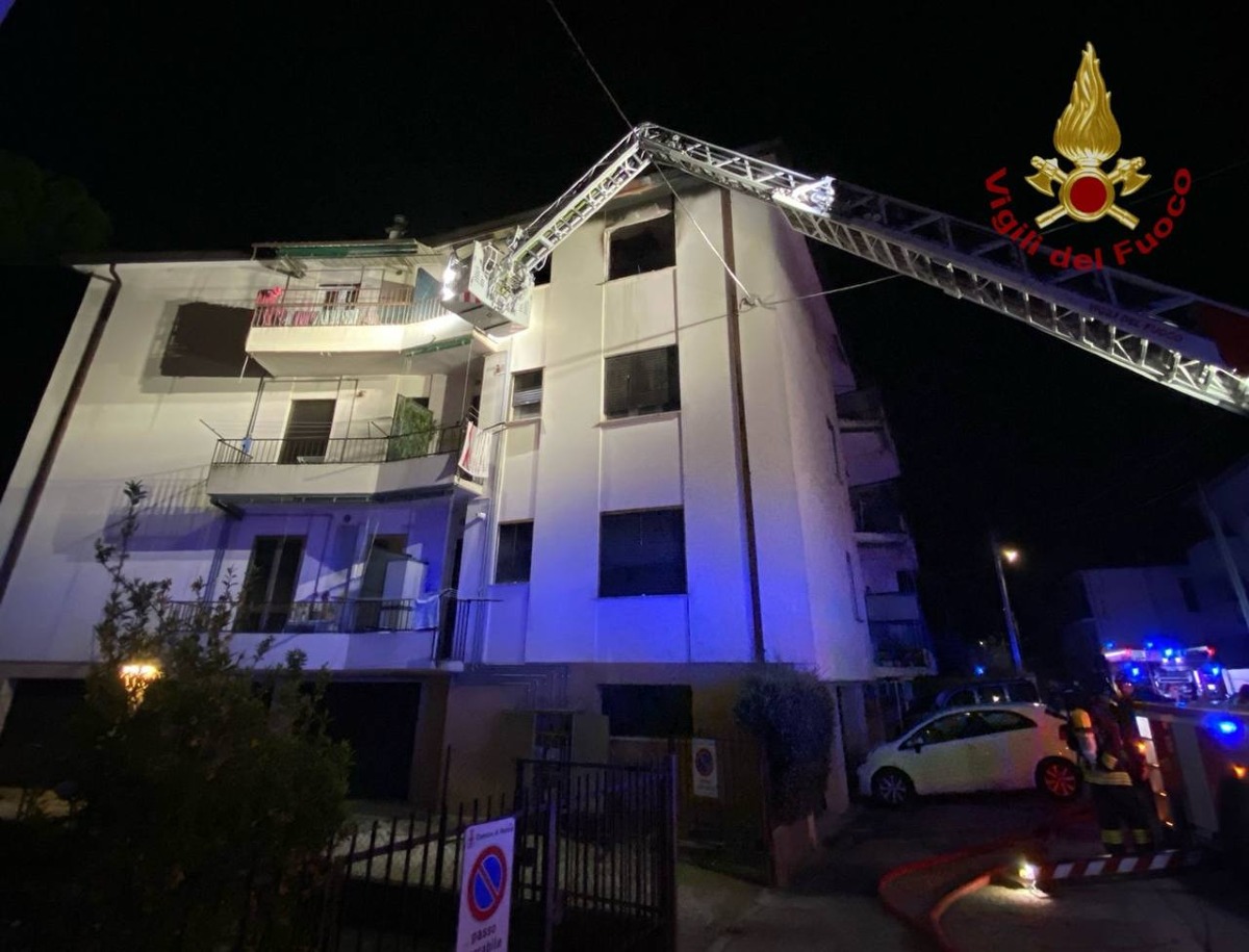 Incendio in un condominio: anziano e badante salvati dal fuoco, 4 persone in ospedale - 