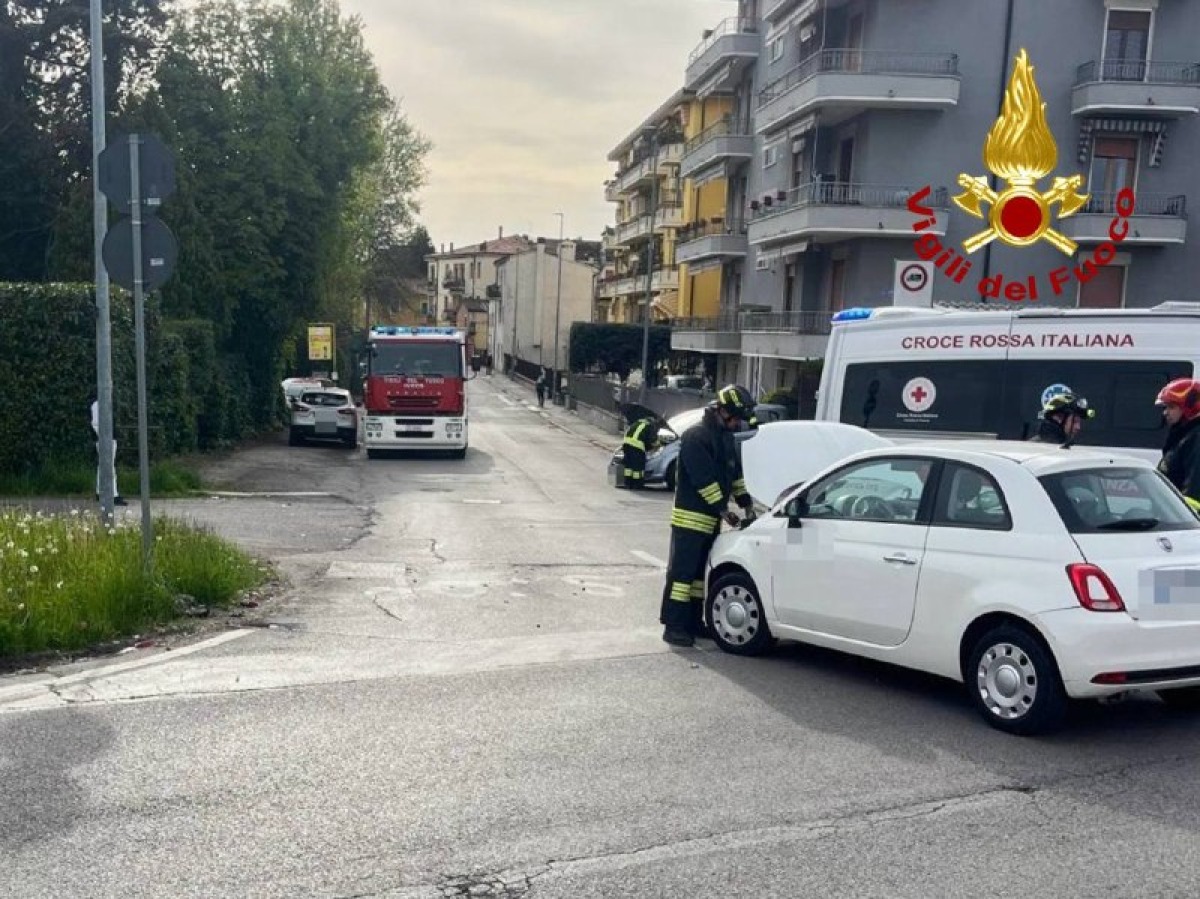 Tremendo scontro tra auto: ringhiera sfondata e danni ai contatori, due feriti - 