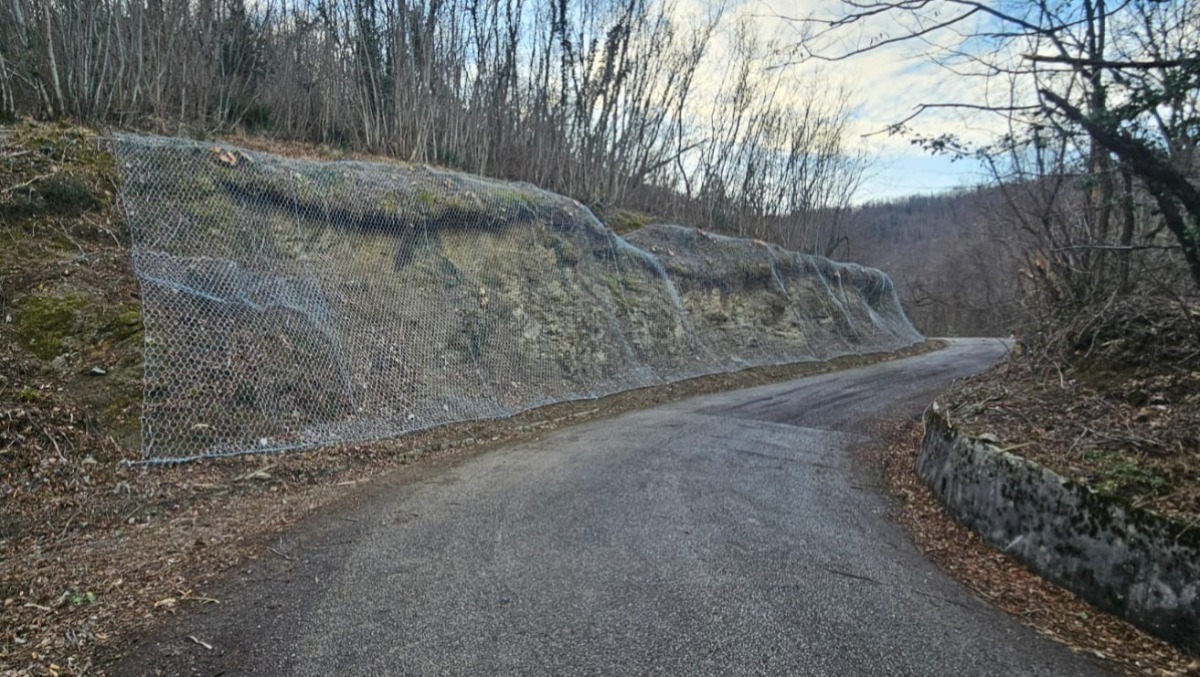 Massi franano sulla strada in Friuli: intervento della Protezione Civile