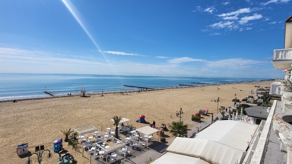 Jesolo verso il pienone a Pasqua: hotel al 90% e spiaggia già pronta | VIDEO - 