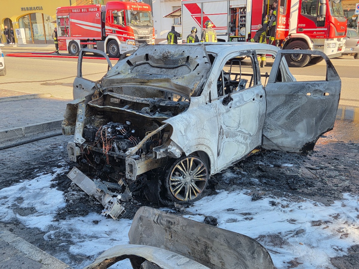 Paura a Campoformido: auto elettrica in fiamme davanti al municipio | FOTO - VIDEO - 