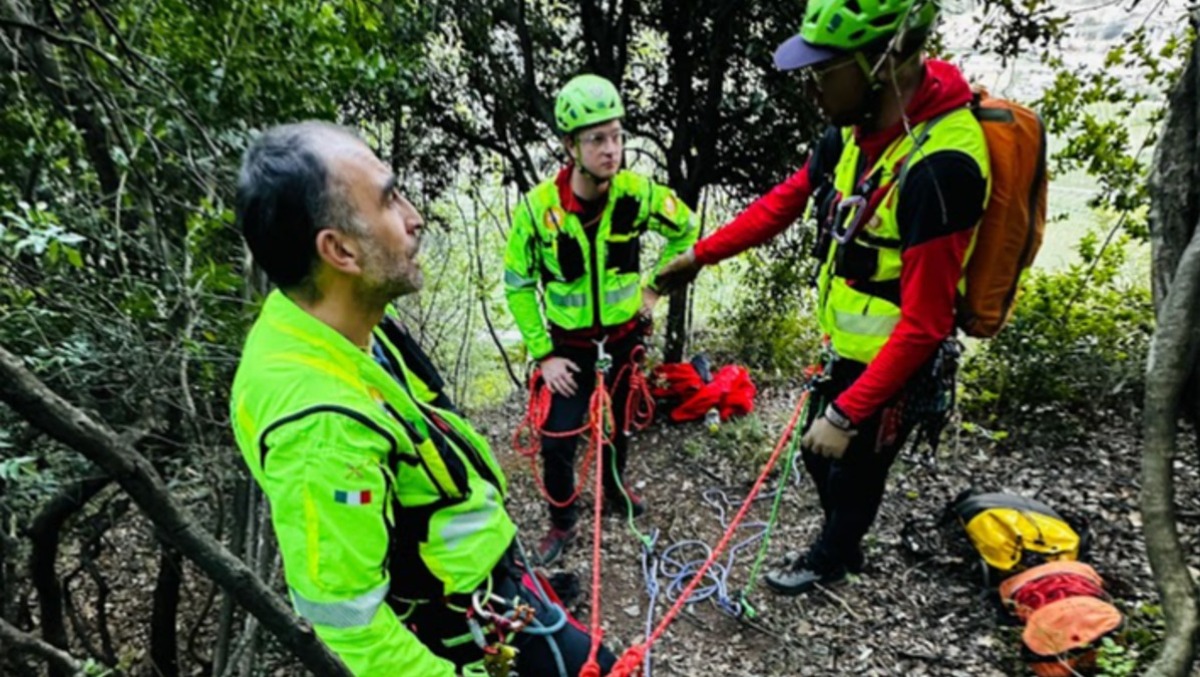 Paura in parete: due climber bloccati, recupero spettacolare nel vuoto - 