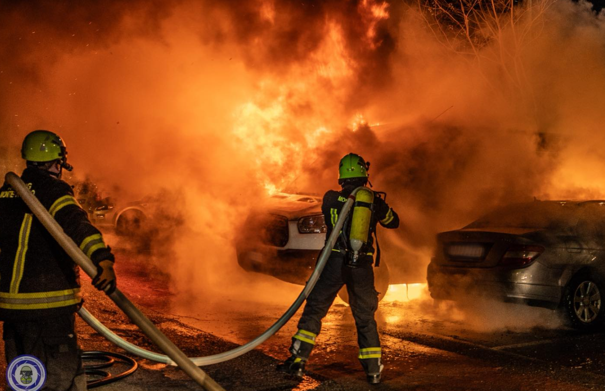 Incendio devastante: diverse auto e un furgone avvolti dalle fiamme | FOTO - 📸 David Ceska