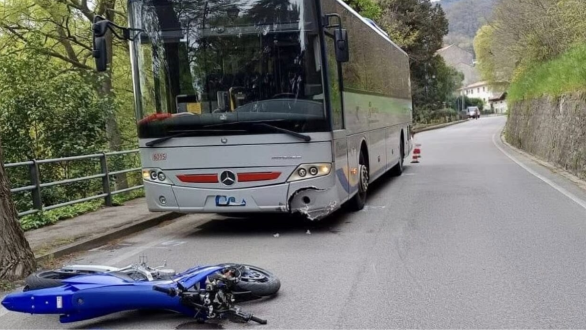 Ragazzo di 18 anni si schianta contro un pullman: elisoccorso sul posto - 