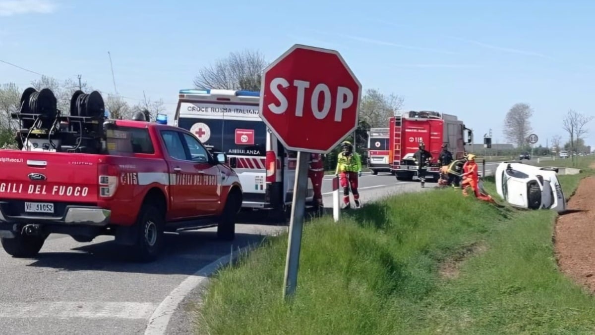 Violento scontro a Castions di Strada, una delle auto si ribalta - 