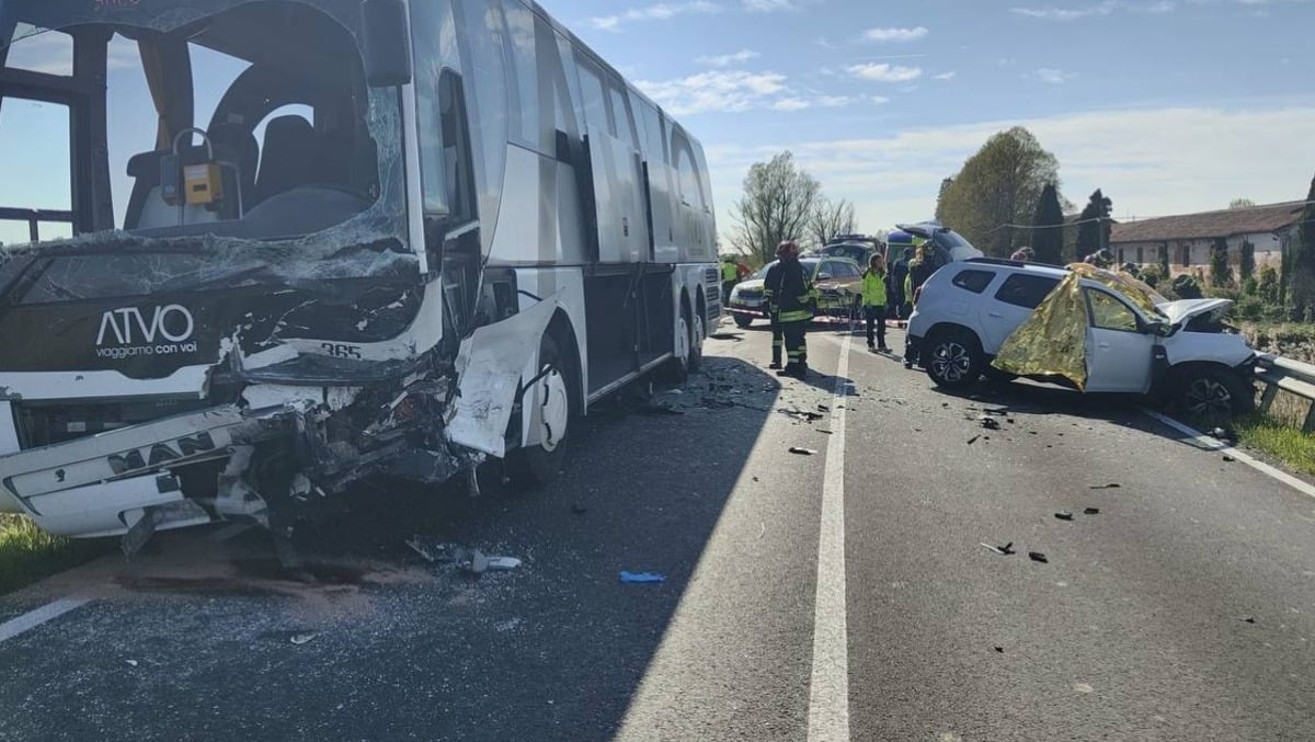 Tragico frontale tra auto e bus con 50 persone: morto Alessandro Pasqualato, diversi feriti | FOTO - 