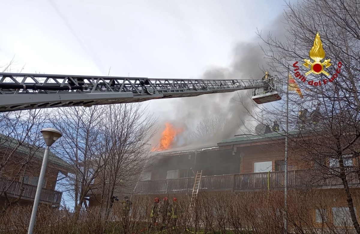 Fiamme in un albergo, incendio coinvolge in tre stanze - 
