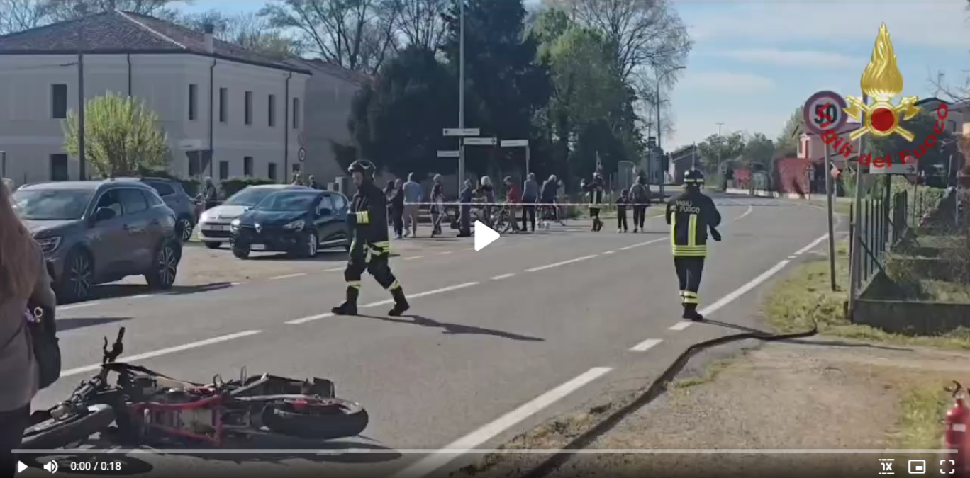 Tremendo schianto tra auto e moto: due feriti, uno elitrasportato in ospedale - 