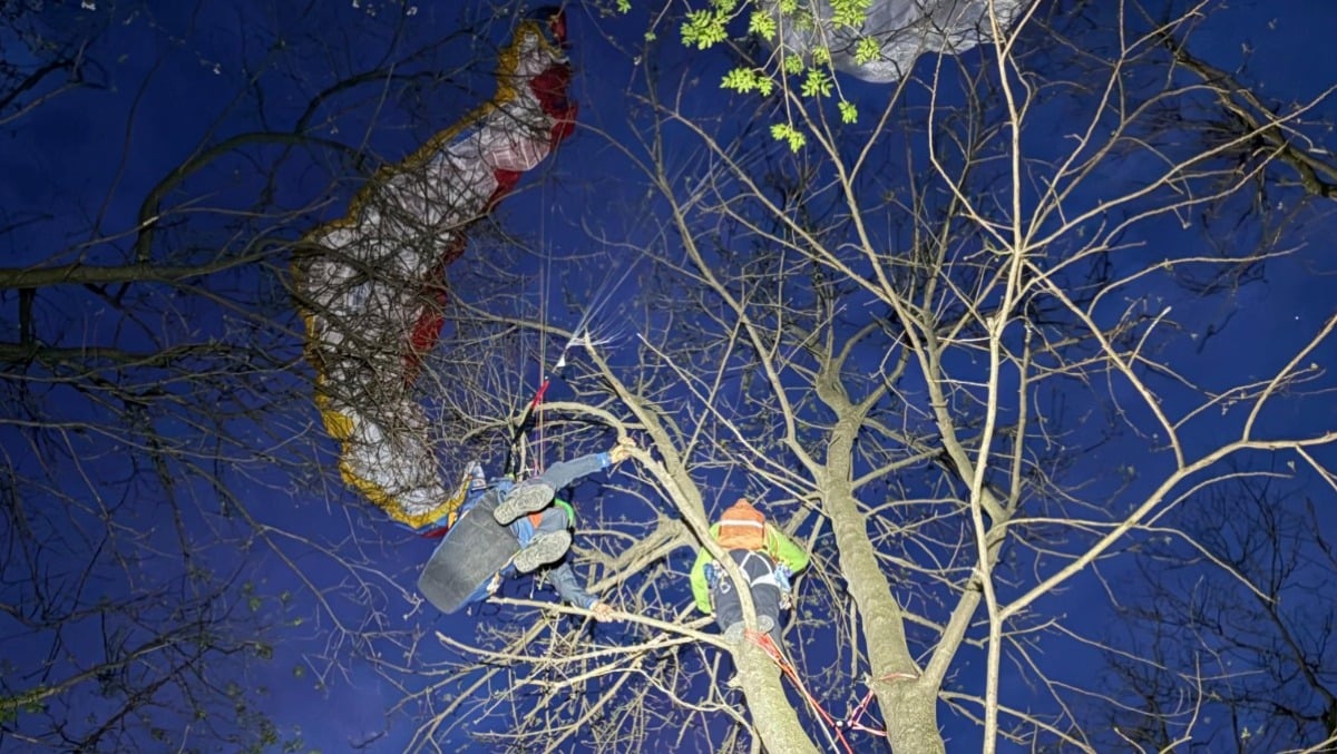 Dramma sfiorato in Friuli, scontro in volo tra due parapendii | FOTO