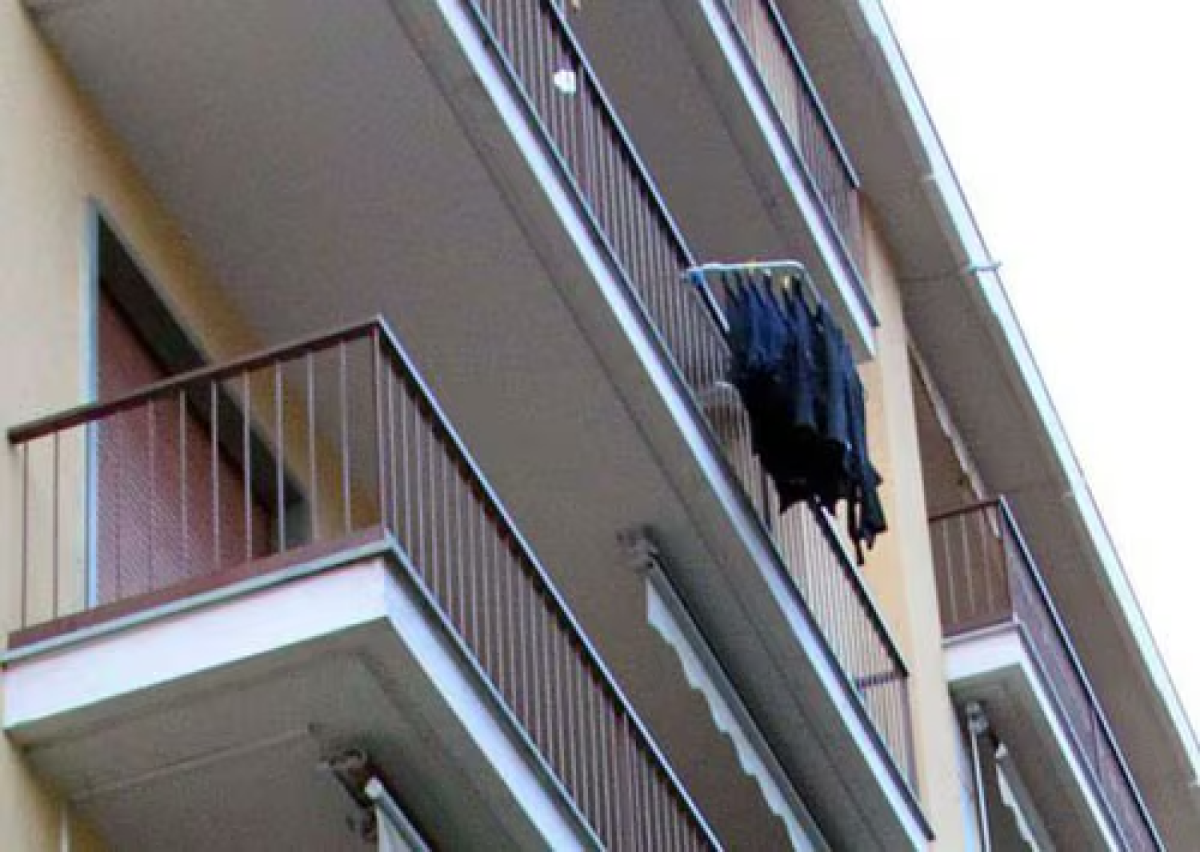 Ragazza pronta a lanciarsi dal balcone, l'intervento eroico dei Carabinieri