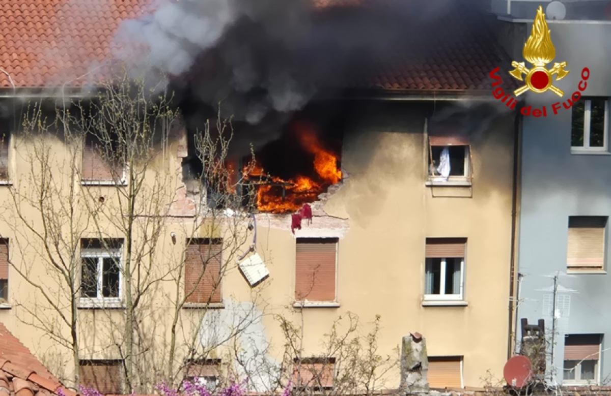 Esplosione in un condominio: crolla parte della facciata, morto un cane | VIDEO - 
