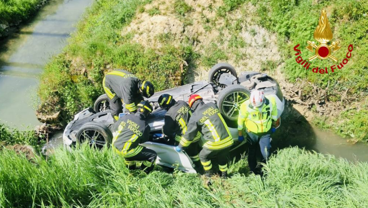 Auto esce di strada e finisce nel fosso d’acqua: conducente intrappolato | FOTO - Le immagini dell'incidente