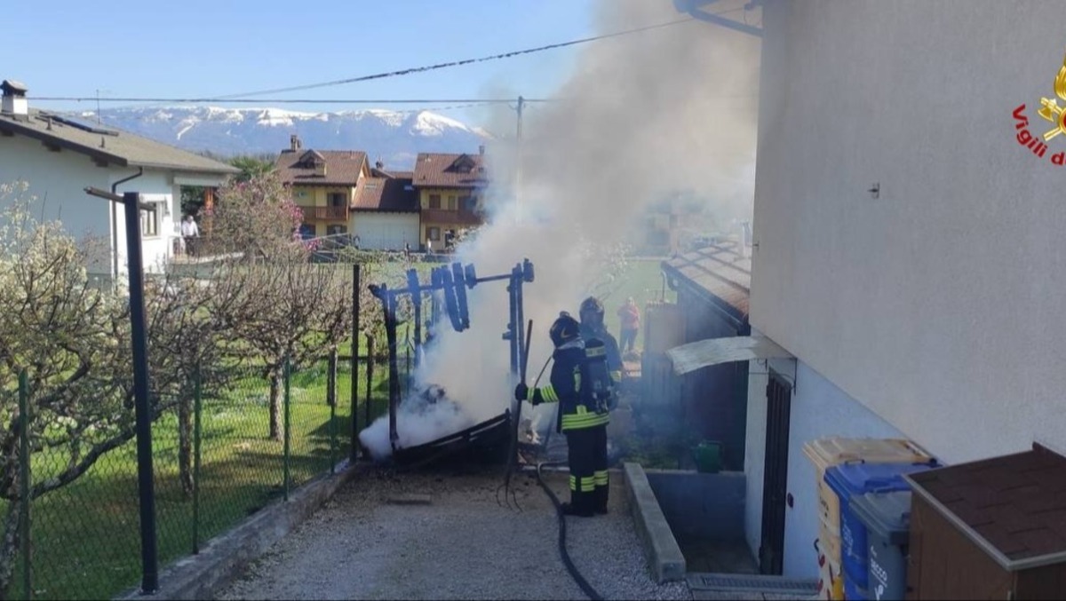 Pomeriggio di Pasqua finisce con la chiamata ai soccorsi: scoppia un incendio | FOTO - 