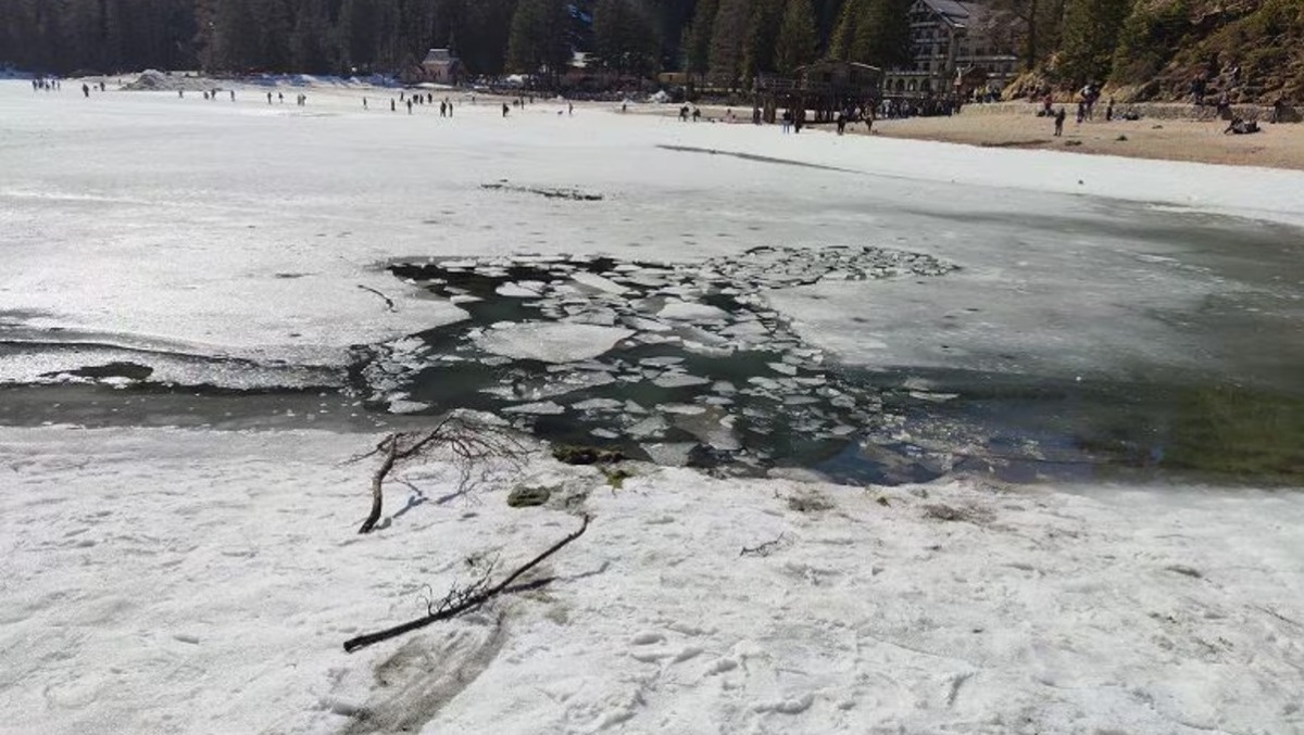 Il ghiaccio si rompe sotto i loro piedi: famiglia finisce nel lago gelido - 