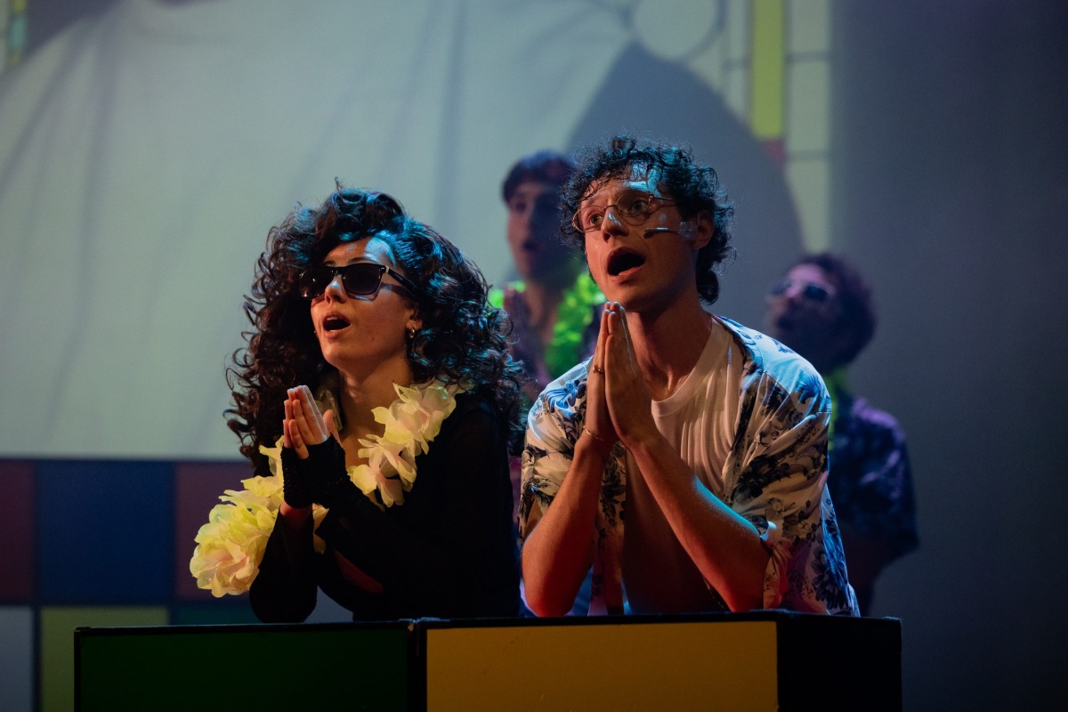 Gli anni ’80 tornano a vivere: musical travolgente a Cormons, teatro quasi sold out - 