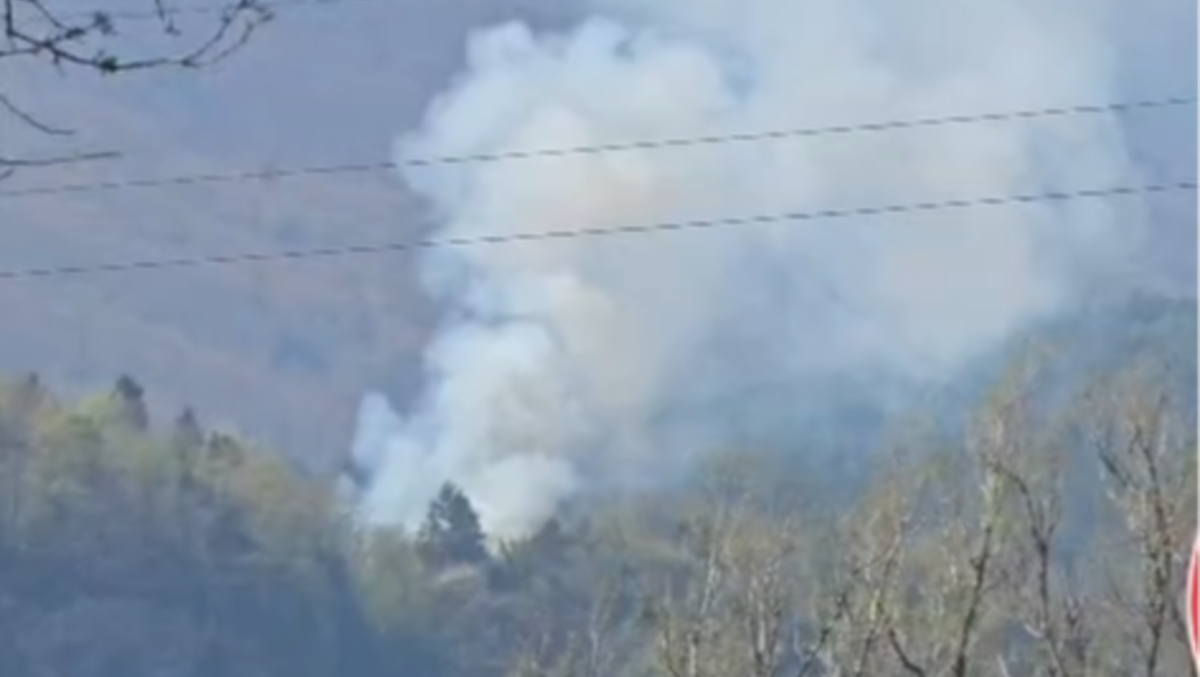 Bruciano i boschi a Verzegnis: elicottero in azione - 