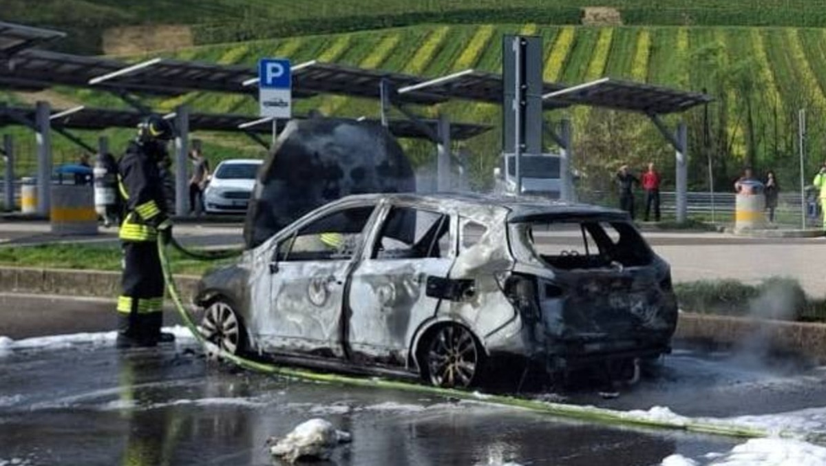 Fumo dal motore e poi l'incendio in Autostrada: veicolo distrutto | FOTO - VIDEO - 