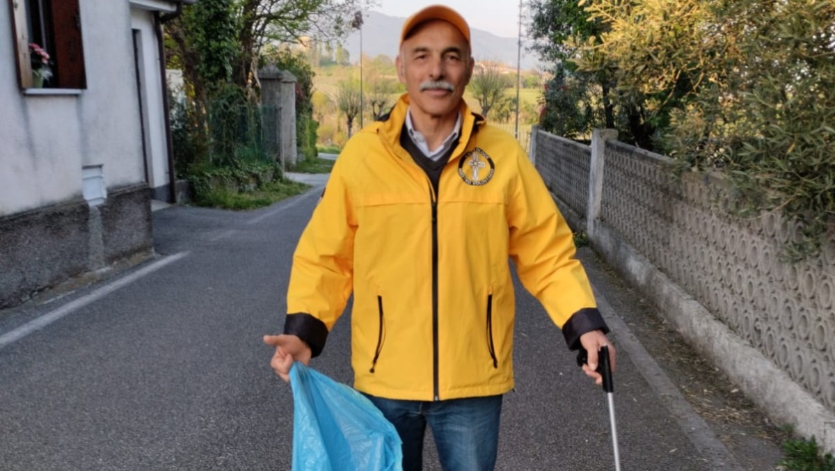 Pasquetta tra civiltà e ambiente: volontario ripulisce le strade a Colle Umberto - 