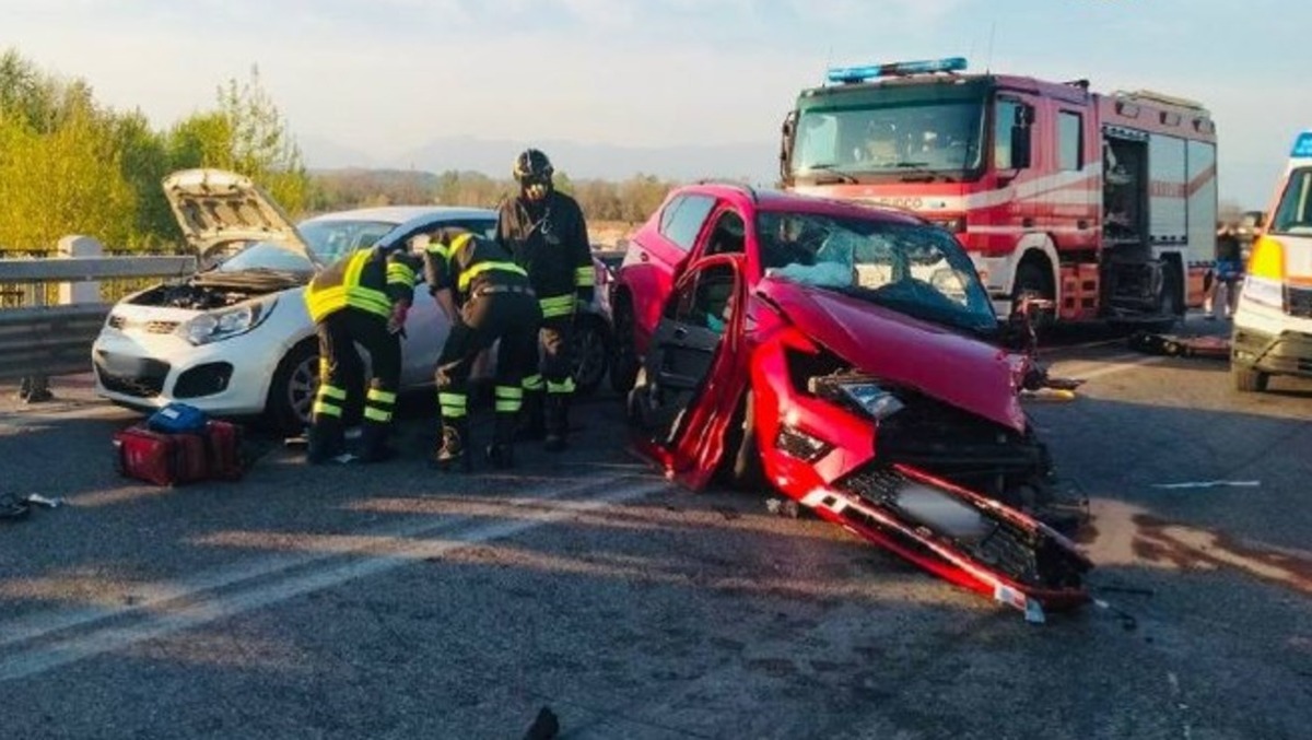 Scontro tra 5 auto sulla Pontebbana: diversi feriti, paura per 2 bambini | FOTO - 