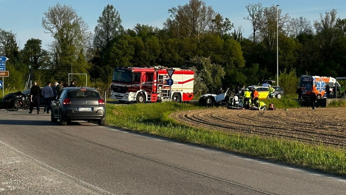 Schianto tra auto sulla Statale 14: morta una 56enne, marito gravissimo - 