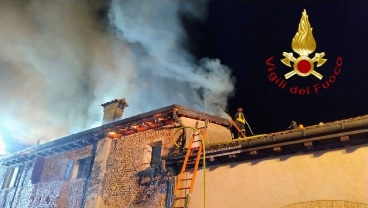 Fiamme in un residence, distrutto il tetto: 24 pompieri al lavoro - 