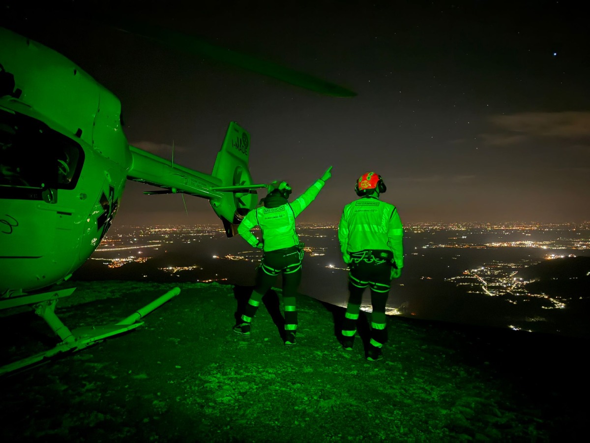 Atterraggio d'emergenza sulle montagne friulane: recuperato parapendista 85enne - 