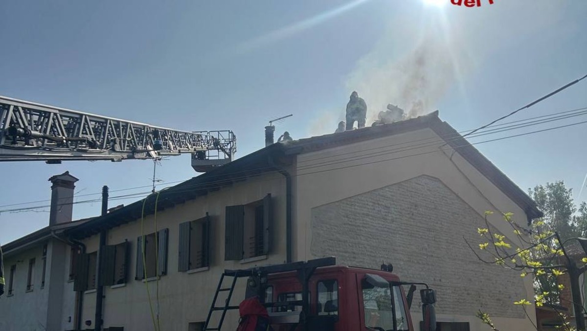 Incendio sul tetto di una casa: fiamme alte, 22 pompieri in azione - 