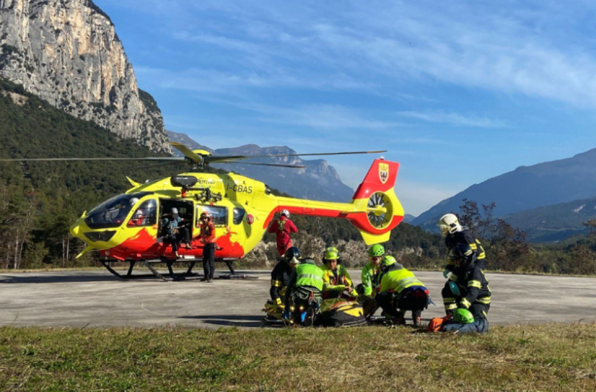 Mangiano un panino, poi il malore: scattano i soccorsi per due giovanissimi
