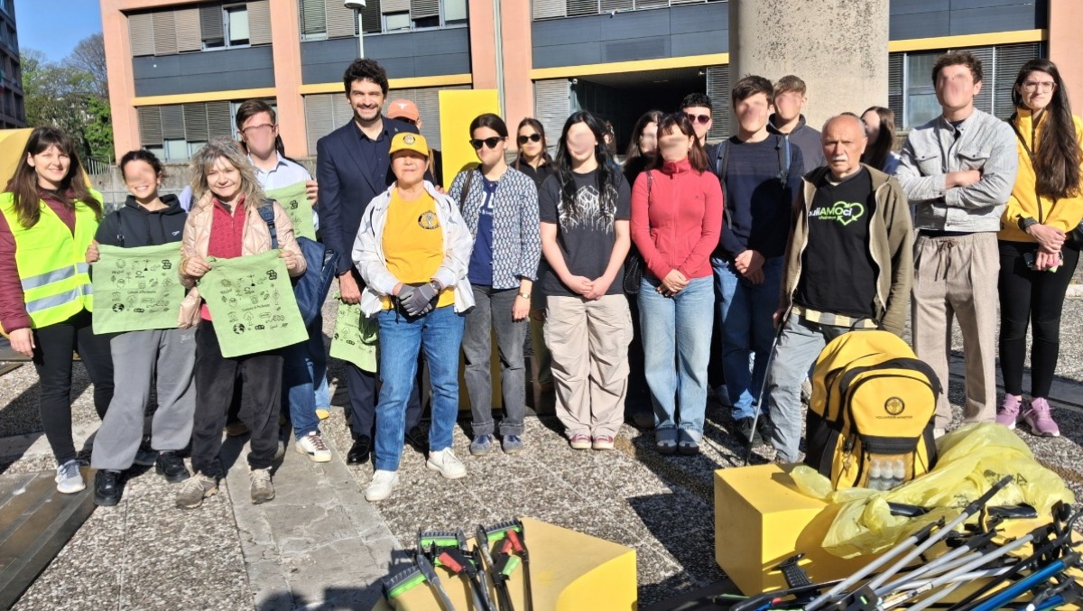 "Puliamo i quartieri" a Pordenone, studenti in azione: raccolti oltre 14 kg di rifiuti - 