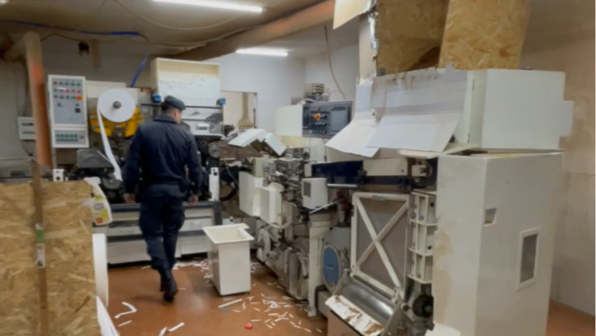 Scoperta maxi fabbrica clandestina di sigarette in Friuli: c'è l'ombra della mafia | VIDEO - 