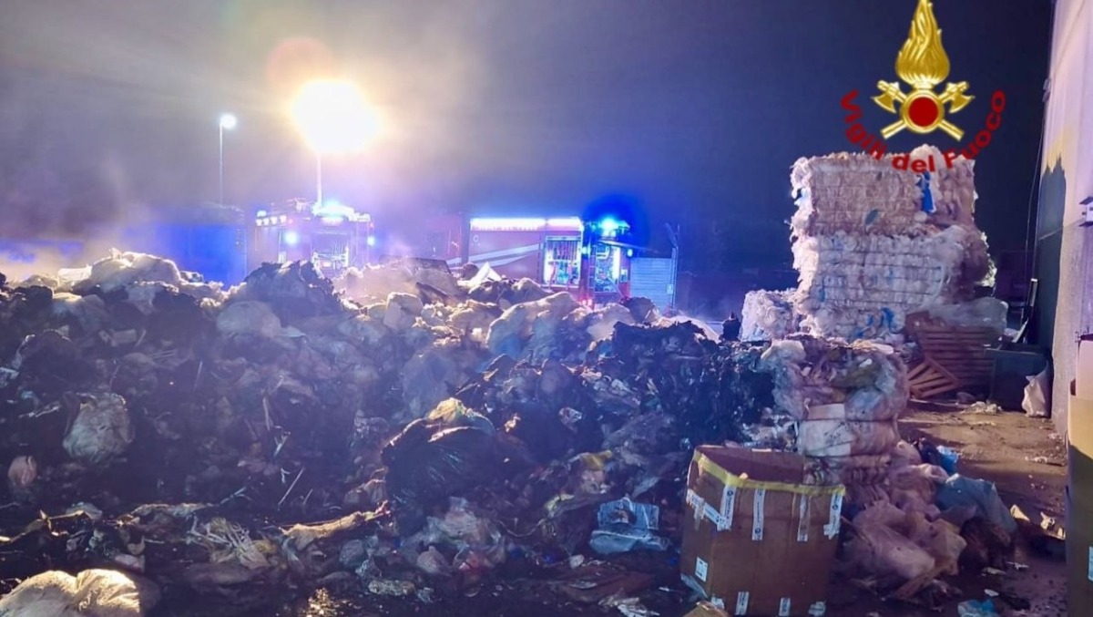 Scoppia un incendio in una ditta: bruciano 10 tonnellate di materiale | FOTO - 