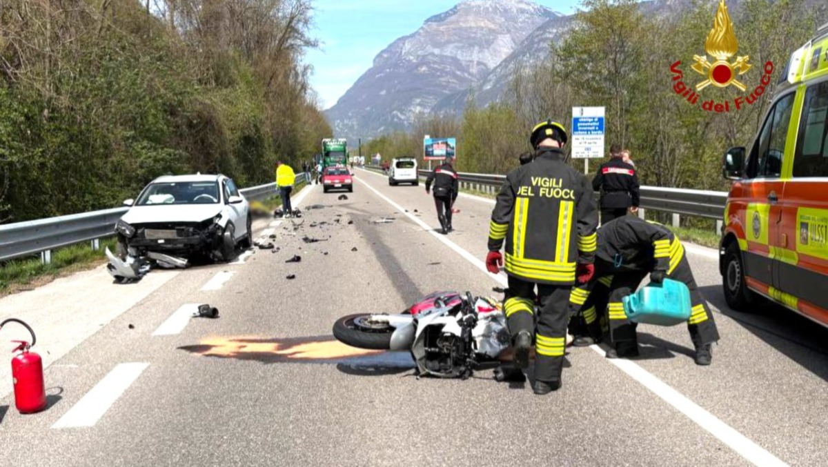Gravissimo incidente tra moto e tre auto: morto un giovane motociclista, statale chiusa - Le immagini dell'incidente