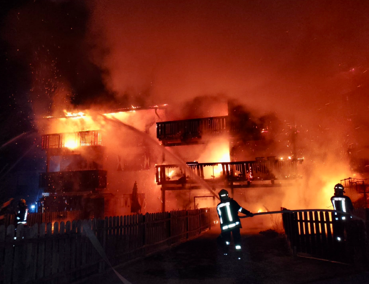 Incendio devasta un edificio residenziale: evacuati i residenti| FOTO - Le immagini dell'incendio