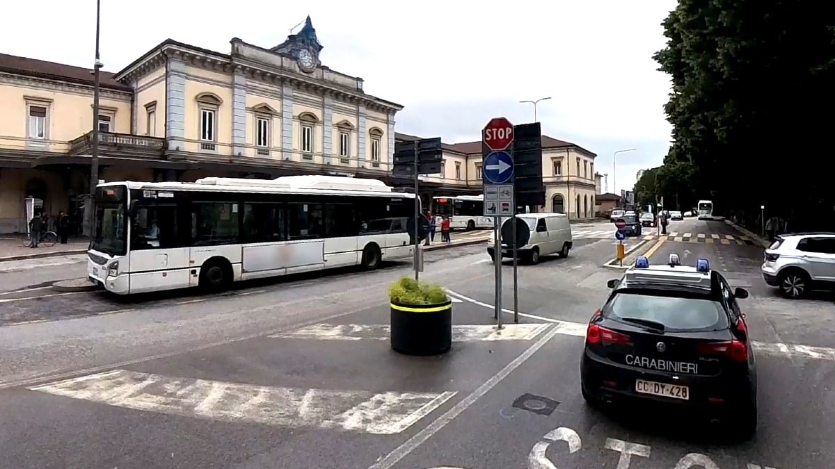 Paura sul bus a Udine: passeggero picchia e minaccia il controllore - 