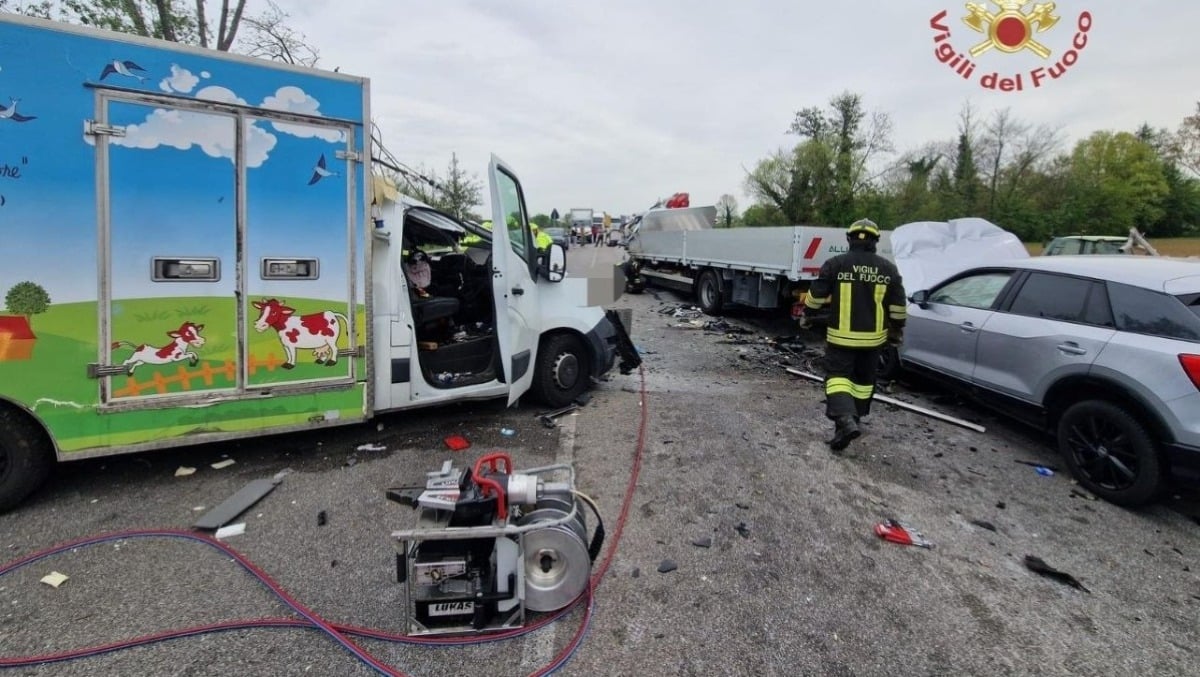 Tremendo frontale tra tir: un morto e un ferito grave tra le lamiere - 