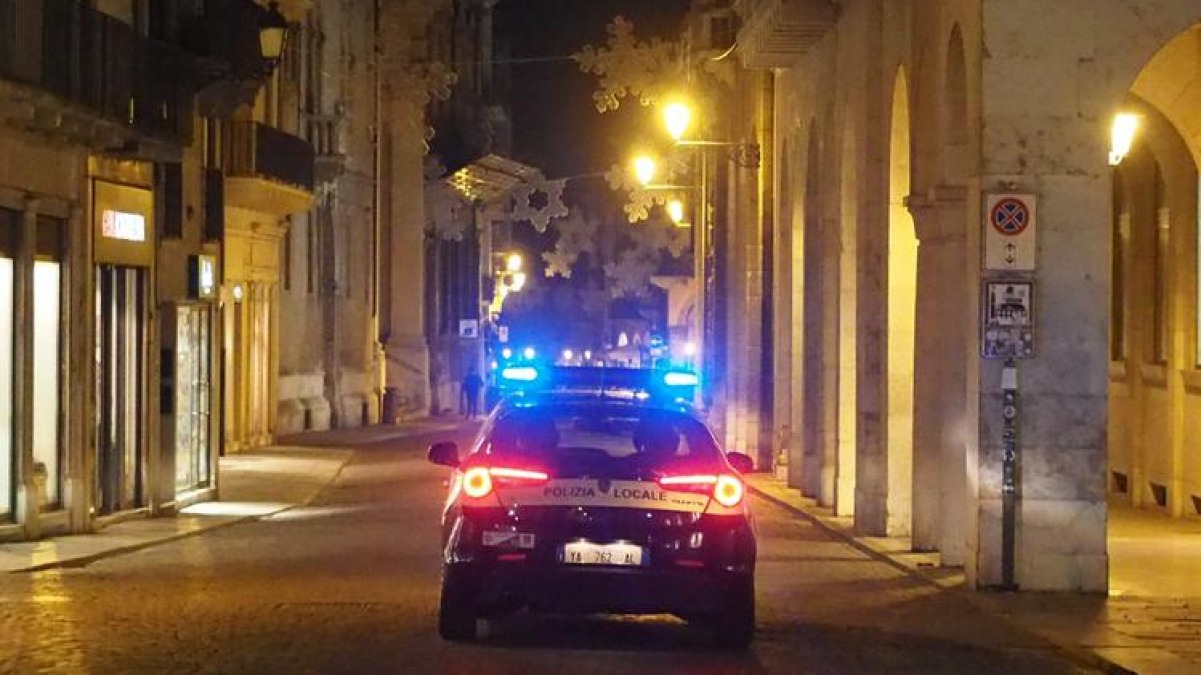 Ubriaco al volante centra un'auto, poi aggredisce la Polizia con un coltello - 