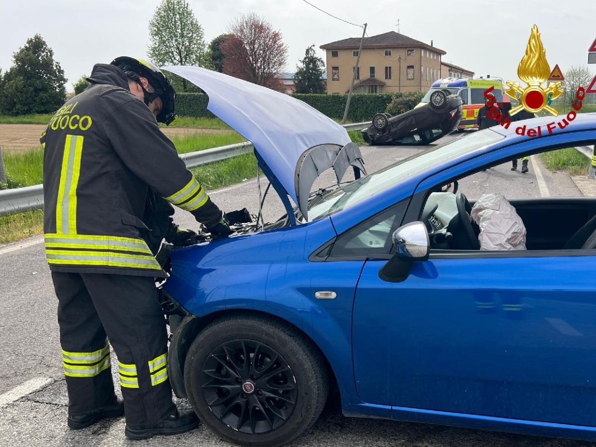 Auto si ribalta dopo lo schianto: due feriti, paura all’incrocio - 