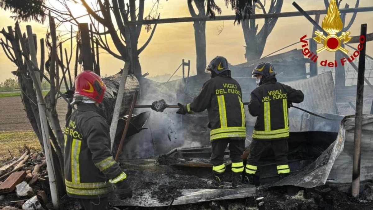 Scoppia un incendio: deposito completamente distrutto dalle fiamme | FOTO - Le immagini