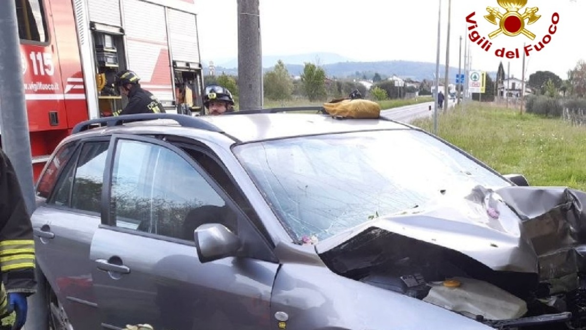 Auto si schianta contro il cancello di una casa: conducente intrappolato tra le lamiere - Le immagini dell'incidente