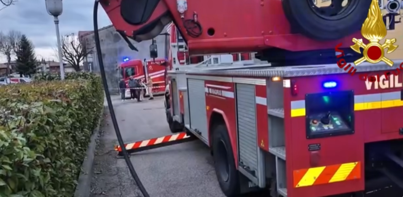Udine, tettoia e tre auto avvolte dalle fiamme: un uomo in ospedale - 