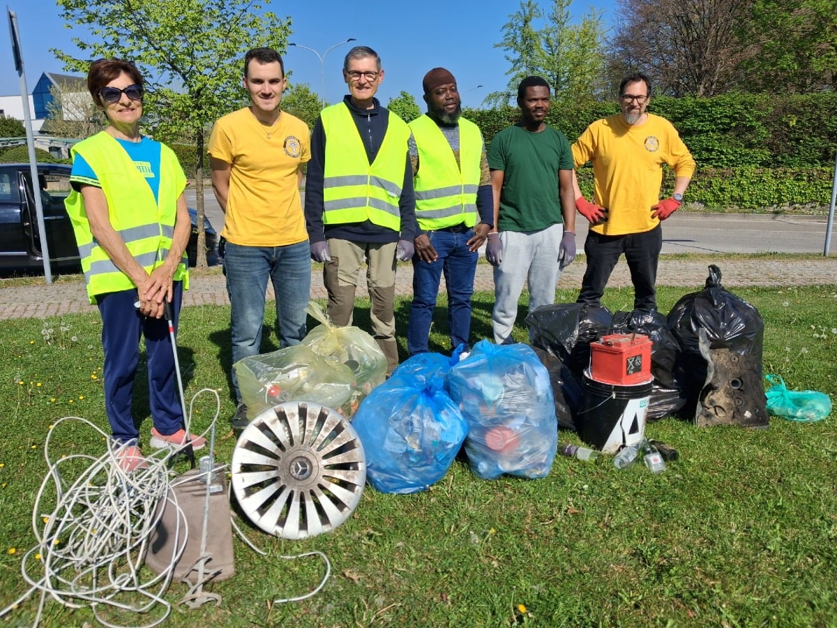 Pordenone, raccolti oltre 43 kg di rifiuti: «trovati anche tablet e batterie»