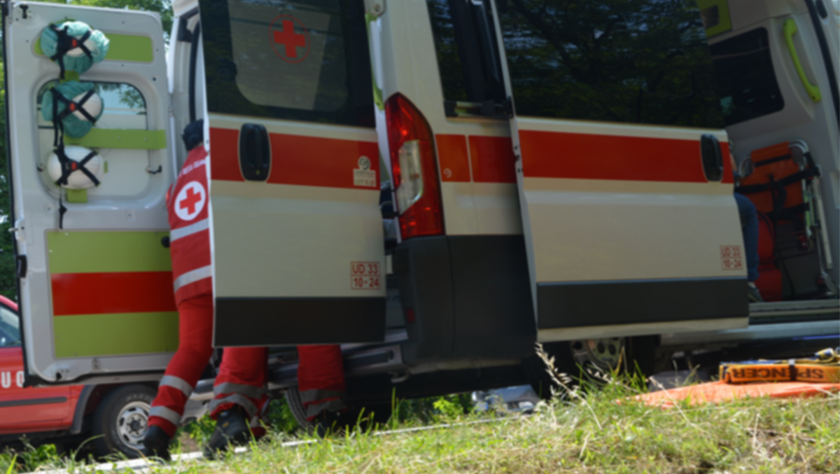 Trovato morto nel giardino di casa vicino all’albero che stava potando - 