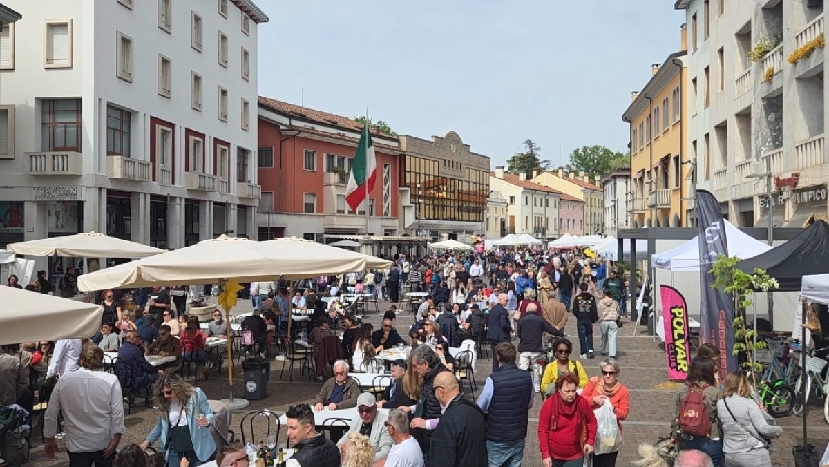 Latisana presa d'assalto, la "Festa di Primavera" riempie le piazze e le vie del centro | FOTO - VIDEO - 
